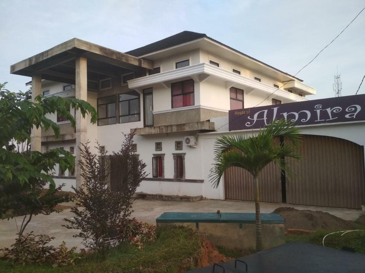 Almira Homestay Джамби Экстерьер фото